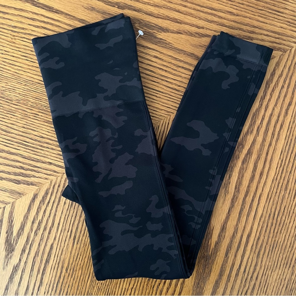 NEW SPANX Look at Me Now Seamless Cropped Leggings - Black Camo - Picture 4 of 9